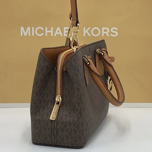 MICHAEL KORS
Camille Small Satchel / Crossbody BROWN
SIGNATURE COLOR - Picture 4 of 16
